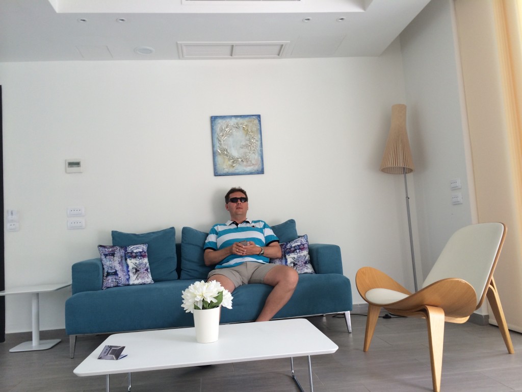 Wnętrze apartamentu - Piotr na sofie